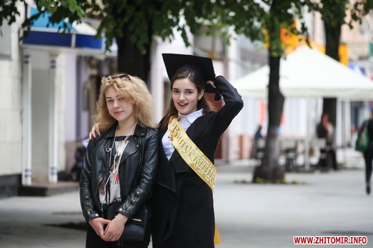 Житомир випускники святкують останній дзвоник