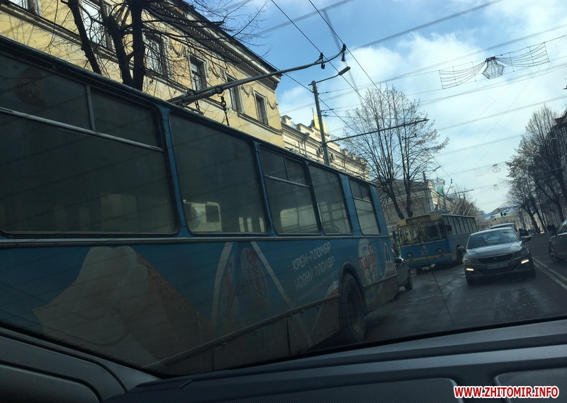 авария в Житомире остановила троллейбусы