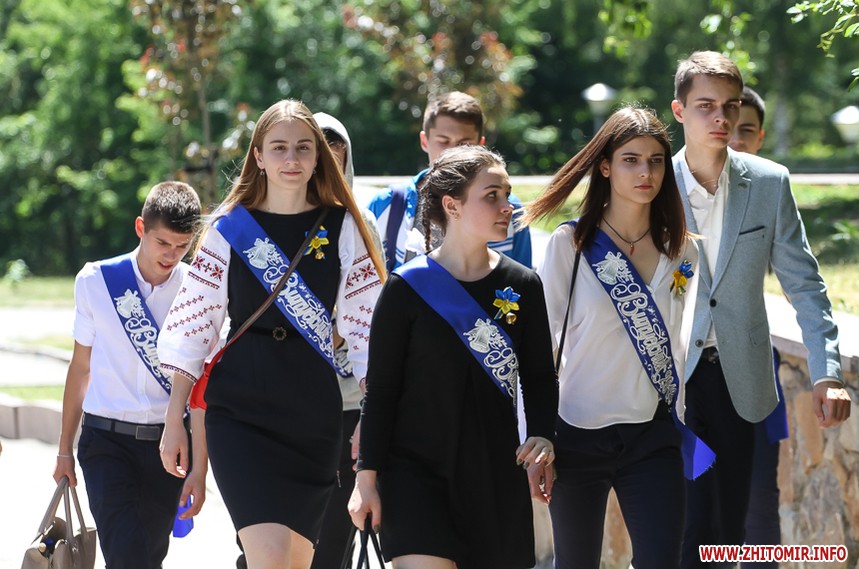 Выпускной 2018 как школьники в Житомире в фонтанах купались
