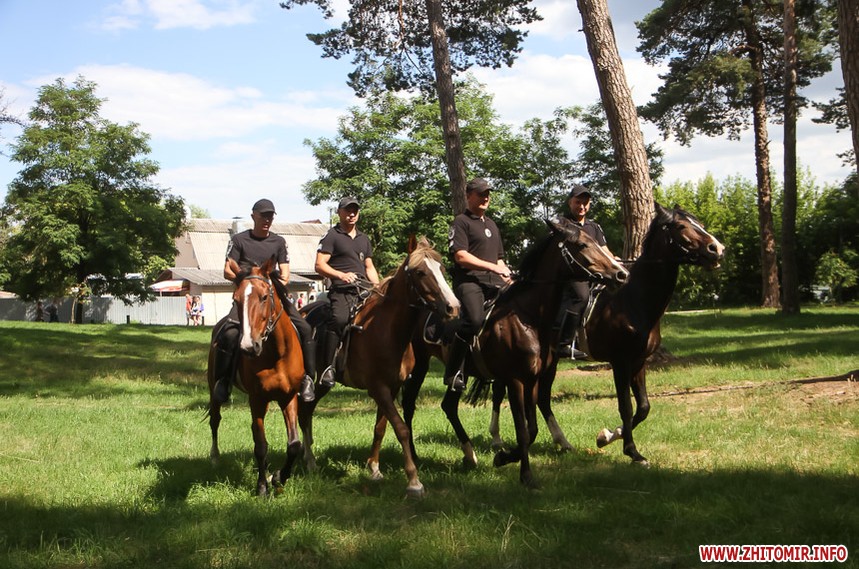 Полицейские на лошадях в гидропарке на пляже в Житомир