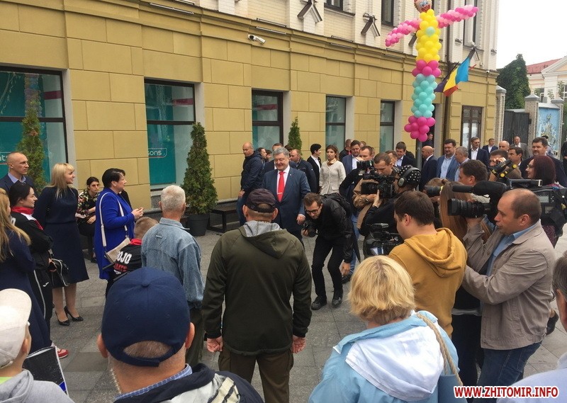 Порошенко гуляет по Михайловской в Житомире