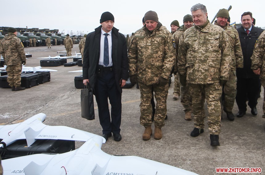 Порошенко в Житомирі передав військовим танки та літаки