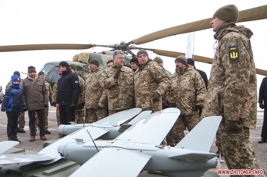 Порошенко в Житомирі передав військовим танки та літаки