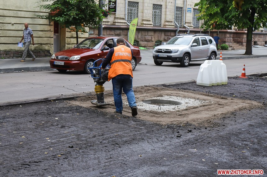 Житомир ремонтують дороги у дощ