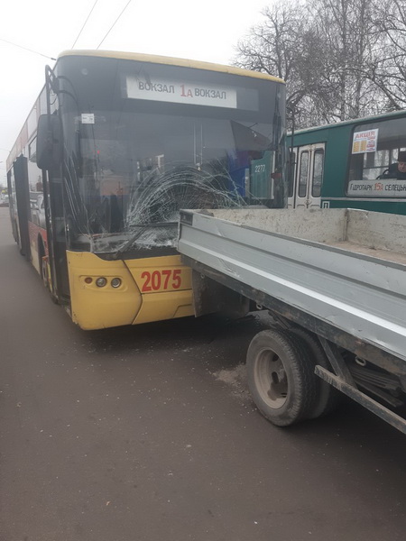 В Житомирі жінка за кермом тролейбуса врізалася у вантажівку