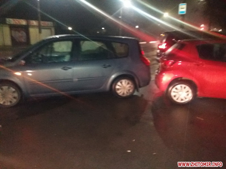 Подвійна ДТП на Покровській у Житомирі: Renault в’їхав у Volkswagen та припарковану Toyota