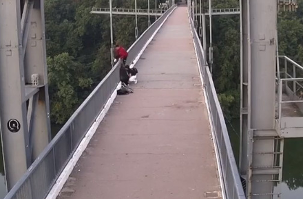 2cc4fa86212f2e430e49567de3df2ab7 preview w440 h290 - ​На мосту в Житомирі перехожі, ризикуючи власним життям, допомогли врятувати жінку, яка хотіла стрибнути вниз
