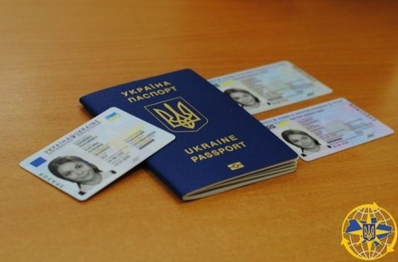 Уряд запускає експериментальний проект щодо одночасного оформлення внутрішнього та закордонного паспортів