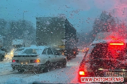 Через снігопад до Житомира тимчасово заборонили в’їзд габаритного транспорту
