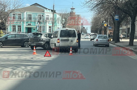 На Ріхтера у Житомирі зіткнулися Mazda та Volkswagen (доповнено)