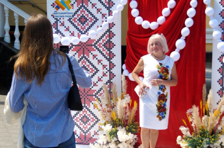 Містяни у вишитих сорочках, тематичні фотозони та виставки: День вишиванки у Житомирі