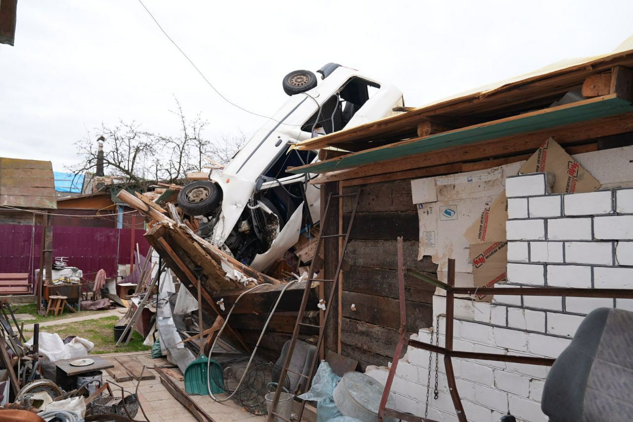 Подвір’я будинку у Коростені після бомбардування росіянами (Фото: телеграм-канал “Війна. Житомирщина”)